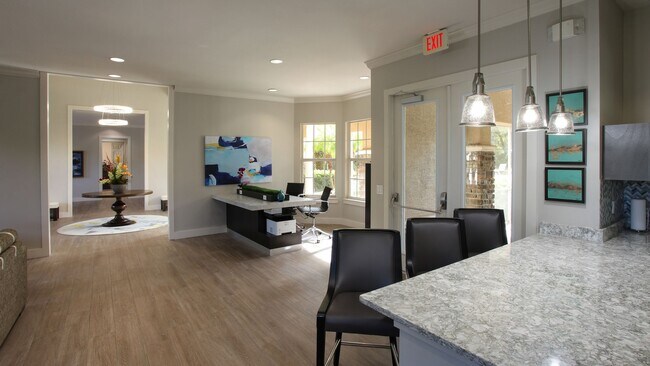 Building Photo - 8134 Colonial Village Dr