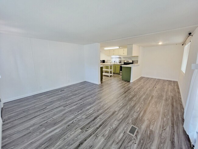 Building Photo - 3 Bedroom 2 Bath in Munds Park with AC!