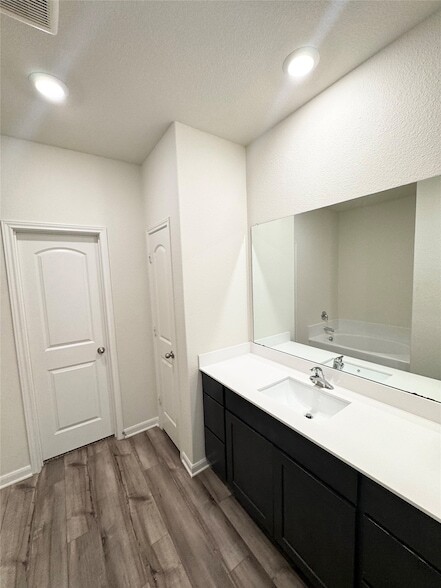Building Photo - 752 Saratoga Dr