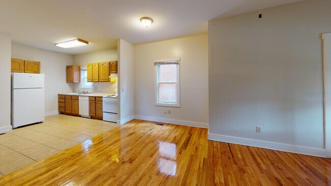 Building Photo - 242 E 18th Ave
