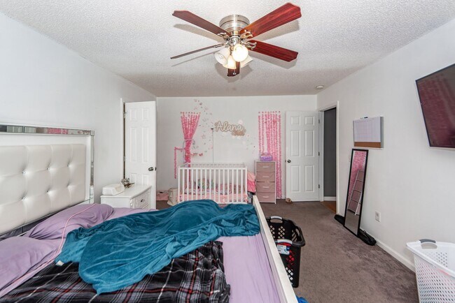 Building Photo - 5 Bedroom 3 Bath Home in Moss Grove Planta...