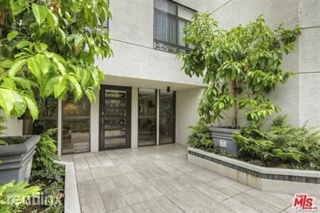 Primary Photo - 2 br, 3 bath House - 851 N Kings Rd Apt 101
