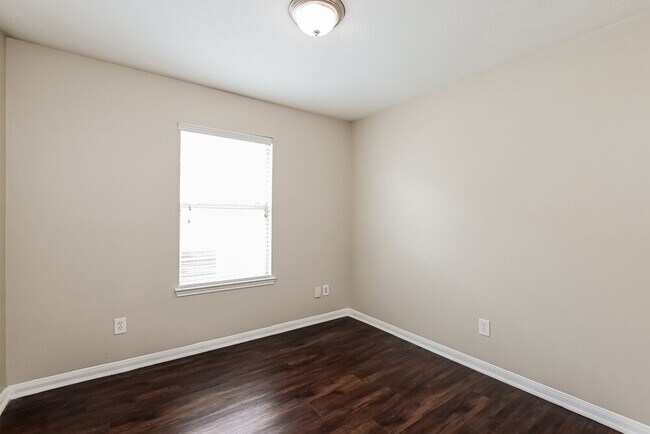 Building Photo - 4018 Falvel Shadow Creek Dr