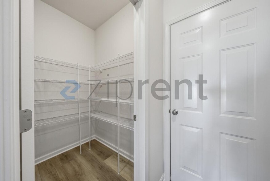 Building Photo - Unit