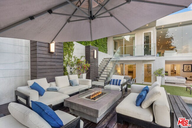 Building Photo - 1717 Sunset Plaza Dr