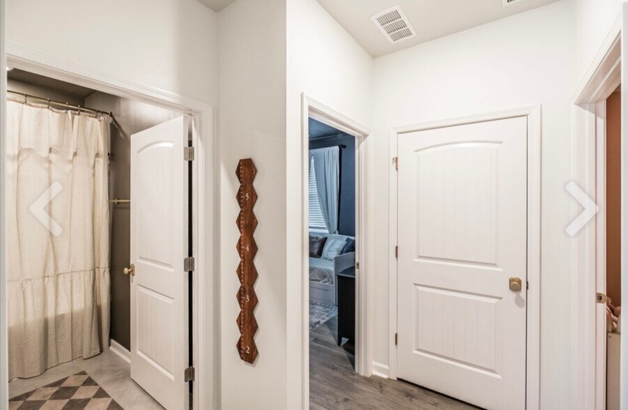 Building Photo - 7355 Lang Ave