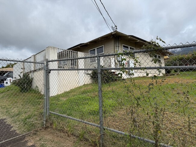 Building Photo - Unfurnished 2 bed/1 bath Kula Cottage with fully fenced yard