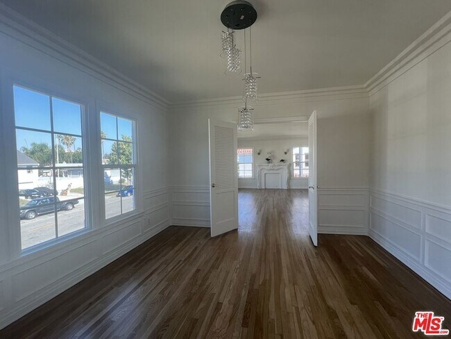 Building Photo - 4120 S Victoria Ave