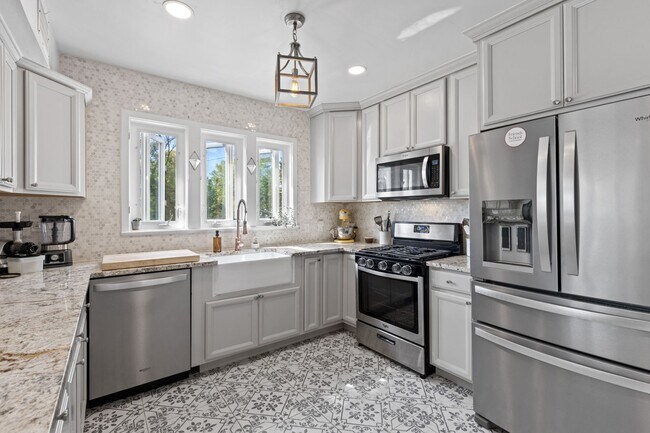 Building Photo - Luxurious Brick Colonial in Prestigious Gu...