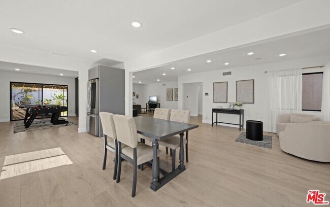 Building Photo - 2617 S Beverly Dr
