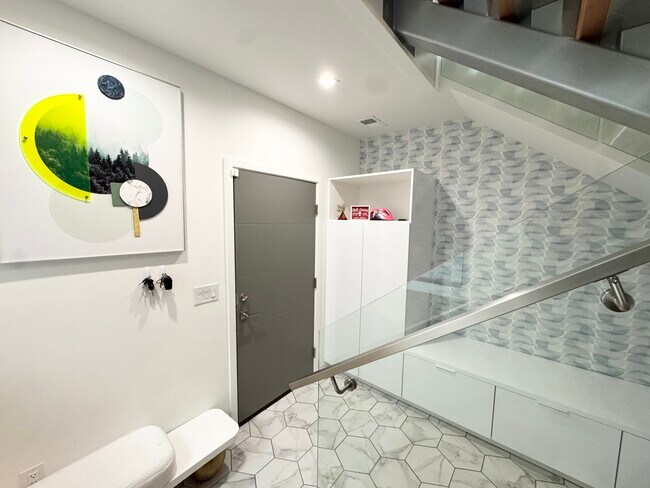 Building Photo - 4732 Mercier St