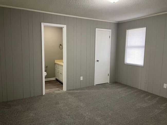 Building Photo - 352