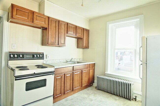 Building Photo - Fifth Street 10 W.