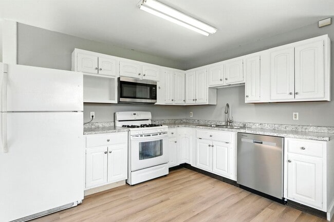 Building Photo - 3 bedroom home! **Move in special**