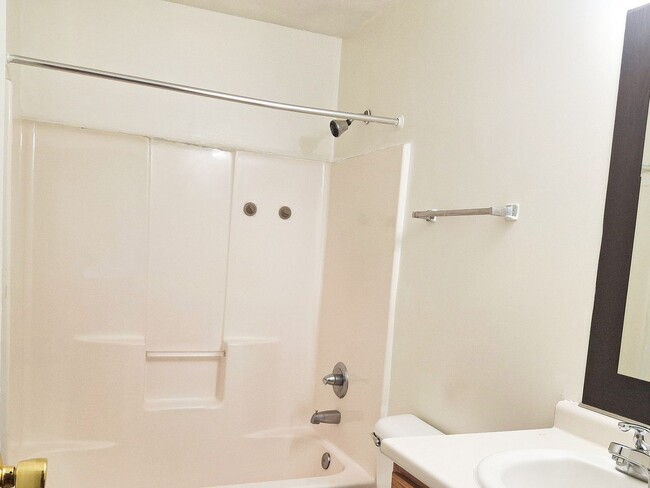 Building Photo - 4 Bed / 2 Full Bath Two-Story Home — Fresh Paint, New Flooring, Detached Garage