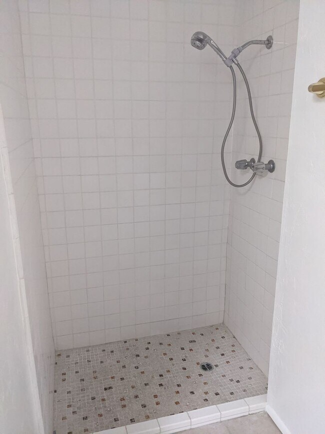 Building Photo - East Side Rental