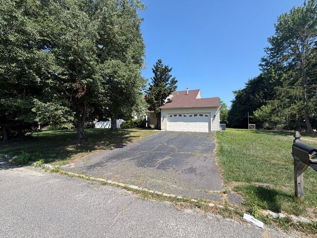 Building Photo - Spacious 4-Bedroom Colonial with 2-Car Garage in Howell