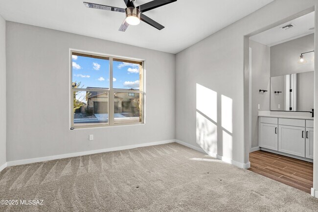 Building Photo - 1009 E Silver Ray Dr