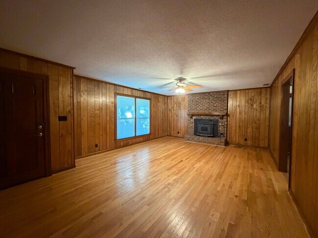 Building Photo - 124 Rock Creek Dr S