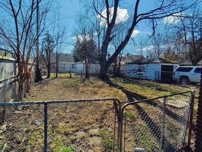 Building Photo - 3 bedroom 1 bath bungalow now available! -...