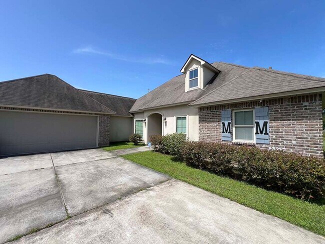 Building Photo - 18063 River Landing Dr