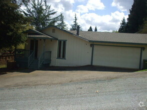 Building Photo - Fabulous home close to lake