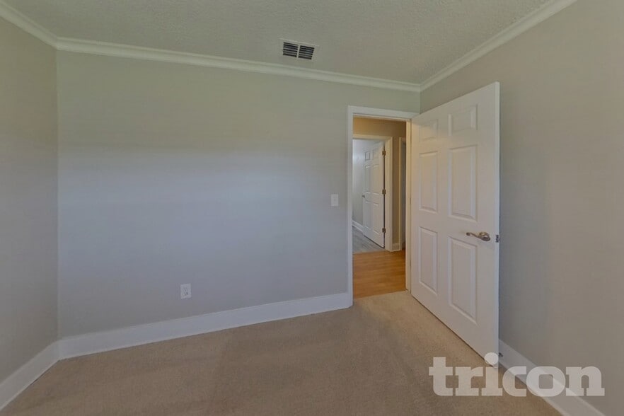 Building Photo - 554 Peregrine Ct