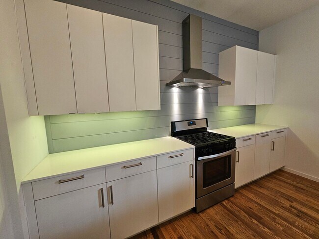 Building Photo - Minutes from Downtown, Uptown, Henderson, ...