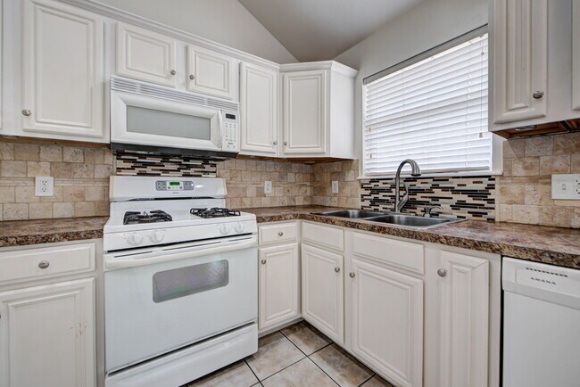 Building Photo - 608 Cavecreek St