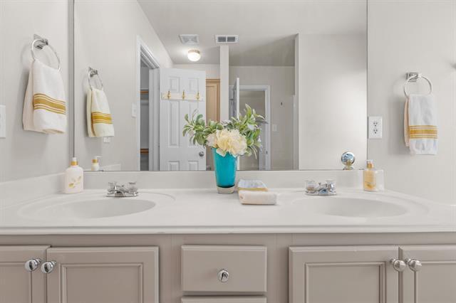 Building Photo - 6005 Parkplace Dr