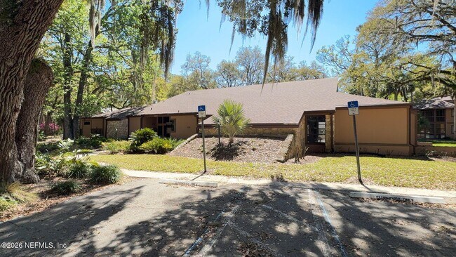 Building Photo - 2 Pinehurst Pl