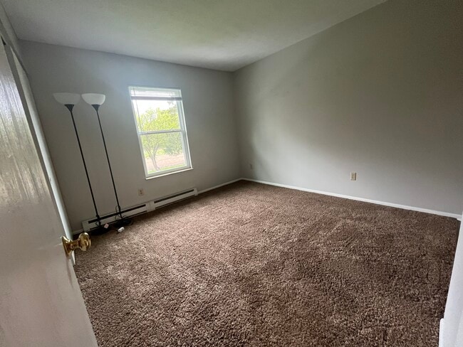 Building Photo - 402 Forest Ln