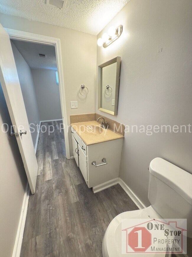 Building Photo - Beautiful 3 Bedroom 2 Bathroom Home in Blu...
