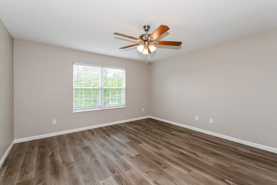 Building Photo - 302 Brookview Dr