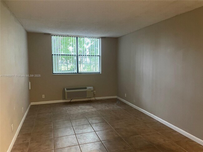 Building Photo - 2401 Riverside Dr
