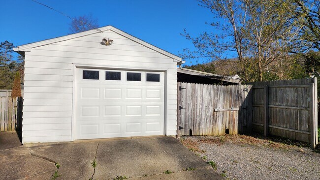 Building Photo - Exquisitely remodeled single-family home, ...