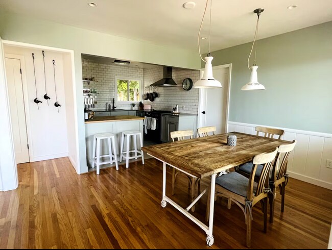 Building Photo - Your very own slice of Paradise...FURNISHE...