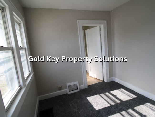 Building Photo - Nice 2 BR 1 BA House with Central Air and Garage (SECTION 8 APPROVED)