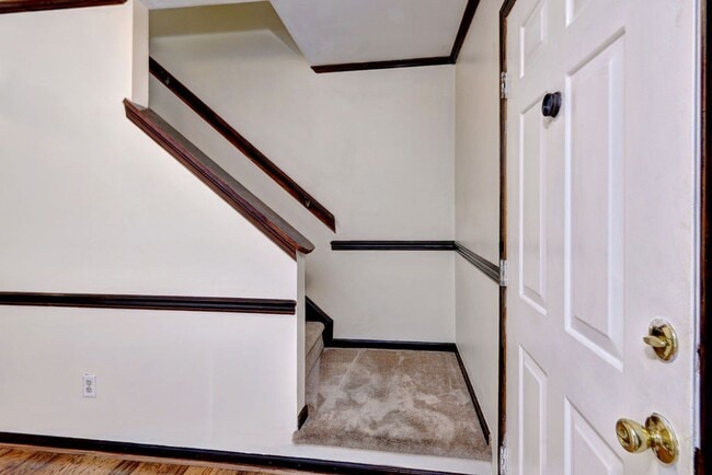 Building Photo - Lovely 2-Bedroom, 1.5-Bath End Unit Townho...