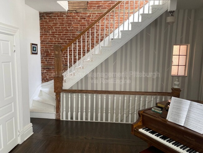 Building Photo - 207 S Millvale Ave
