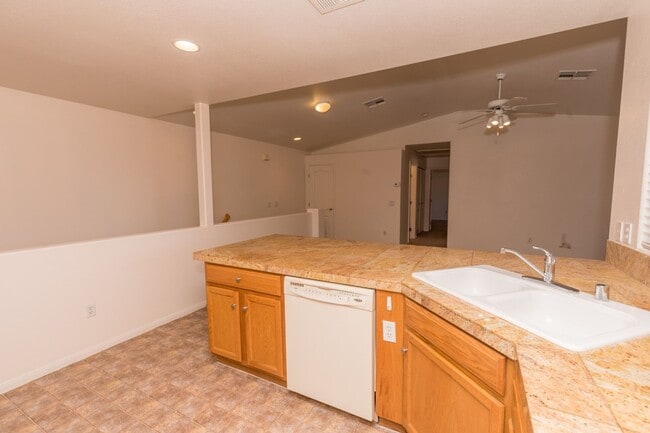 Building Photo - Available! 2 Bedroom Townhome inside Pacif...