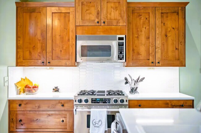 Building Photo - 738 Skyline Dr