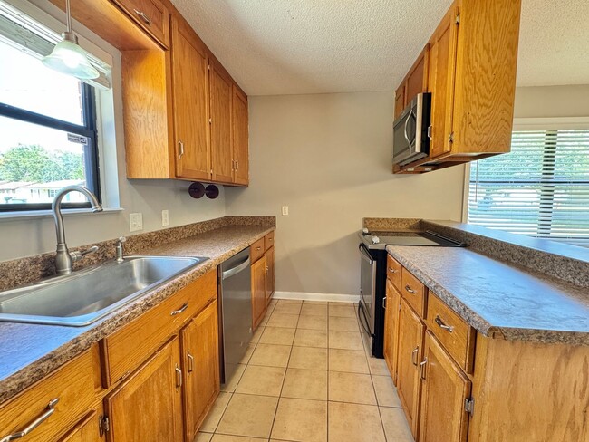 Building Photo - AVAILABLE AUGUST 2025 [PET FRIENDLY]