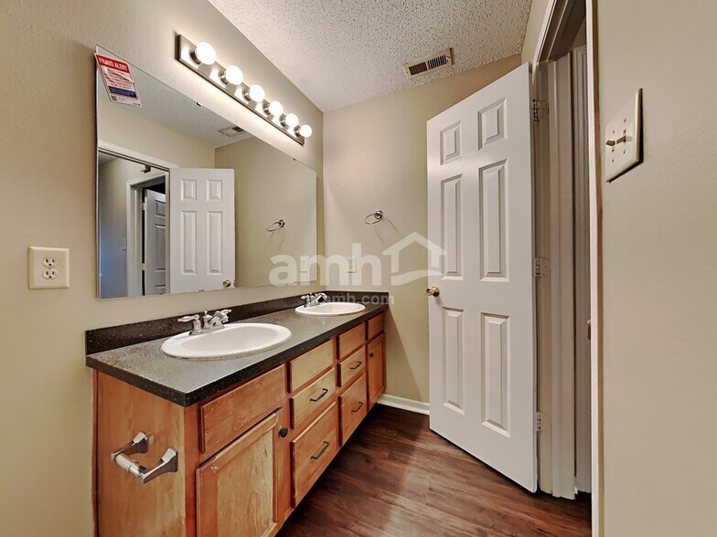 Building Photo - 936 Shenandoah Way