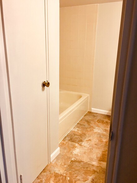 Building Photo - 810 N Forklanding Rd