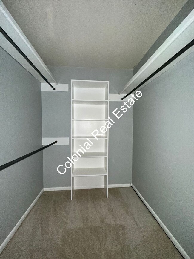 Building Photo - Spacious and unique 3 bedroom 2 and a half bath house on the golf course!