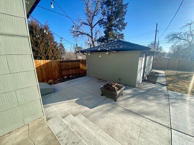Building Photo - 2 Bedroom Single Family Home in Denver