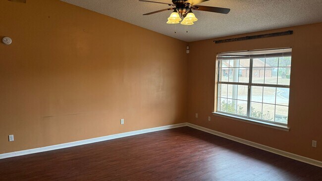 Building Photo - RATE DROP ALERT (was $2100/month) and MOVE-IN SPECIAL: 1st FULL MONTH'S RENT FREE!**
