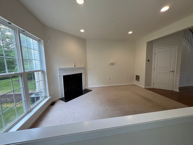 Building Photo - PRICE DROPPED! Spacious 3BR/2.5BA Townhome...