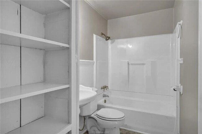 Building Photo - 2707 Cliff St